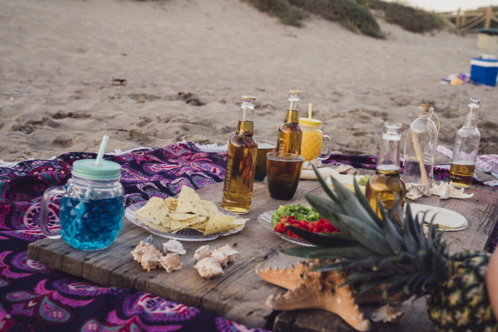 Ventajas de llevar comida a la playa en verano